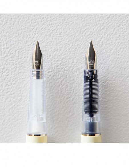 Penna stilografica minimalista MD Paper color crema, impugnatura antiscivolo trasparente
