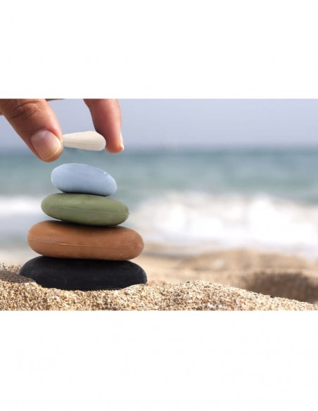 Set di gomme zen a forma di sassi Stacking Stones in uso sulla spiaggia