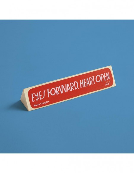 Desk sign, scritta da tavolo con frase motivazionale di Lisa Congdon "Eyes forward. Heart Open"